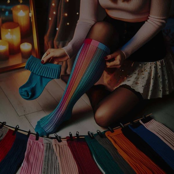Comment choisir et porter des collants colorés avec une mini-jupe pour une soirée festive ?